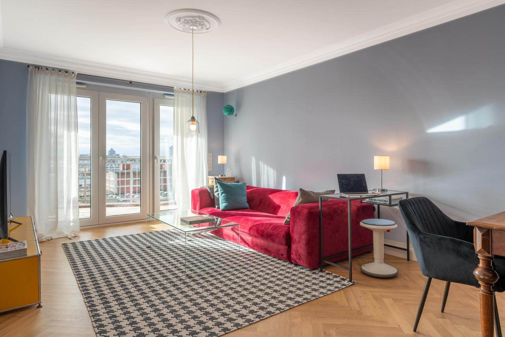 Apartment Cls Zentrale City-wohnung In Mit E-laden Und Tiefgarage, Klimaanlage, Wlan, Grosser Balkon, Blick Ueber Hamburg, Parkplatz, Cafe Im Haus, Bushaltestelle Direkt Gegenueber, Flex Check In *